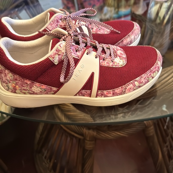 TRAQ by Alegria sneaker is comfortable and amazing nurses use them sz8 - Picture 2 of 7